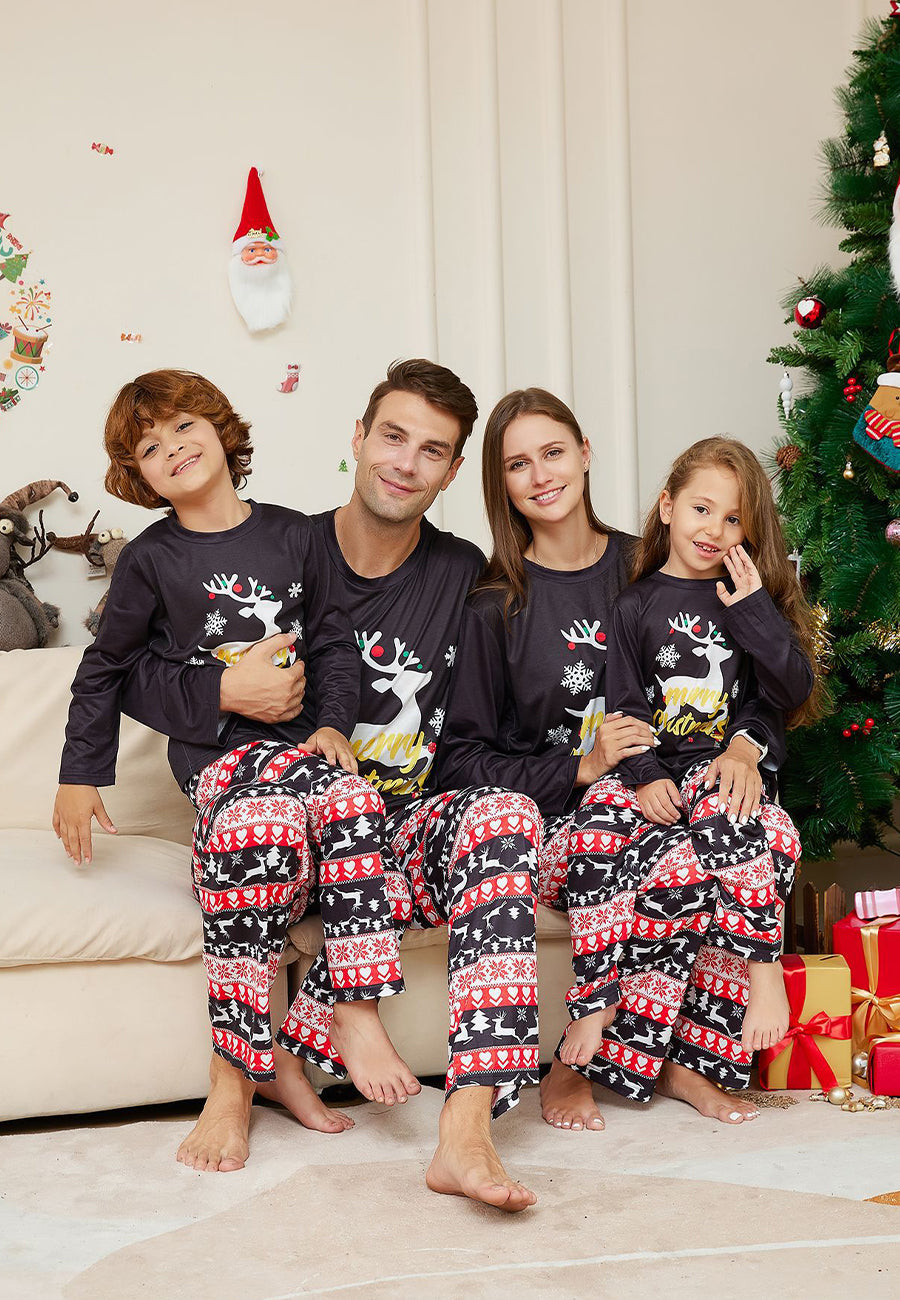 Conjunto de pijama navideño con renos en contraste