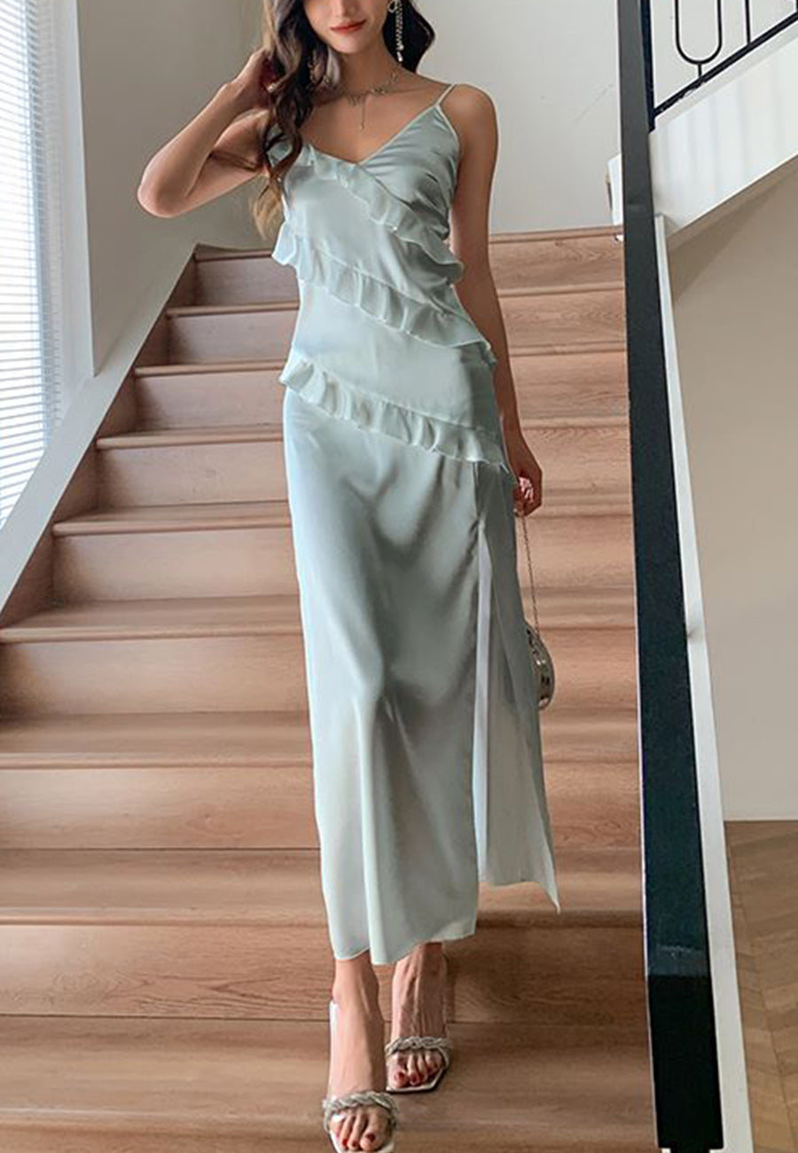 Vestido con abertura y detalle de volantes