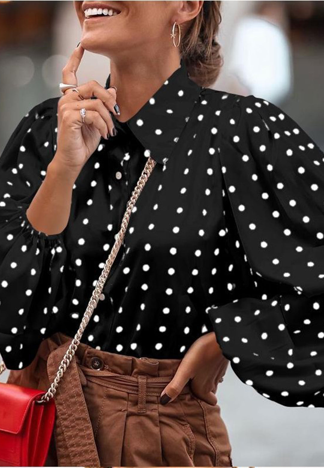 Blusa con cuello y estampado de lunares