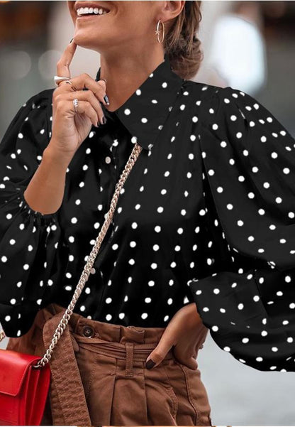 Blusa con cuello y estampado de lunares