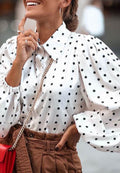 Blusa con cuello y estampado de lunares