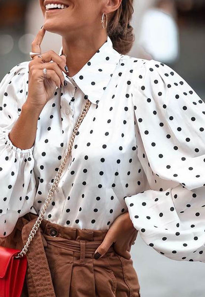 Blusa con cuello y estampado de lunares