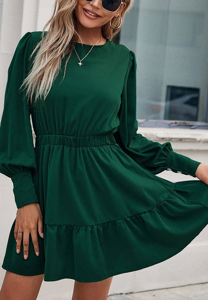 Vestido con mangas de obispo y dobladillo con volantes