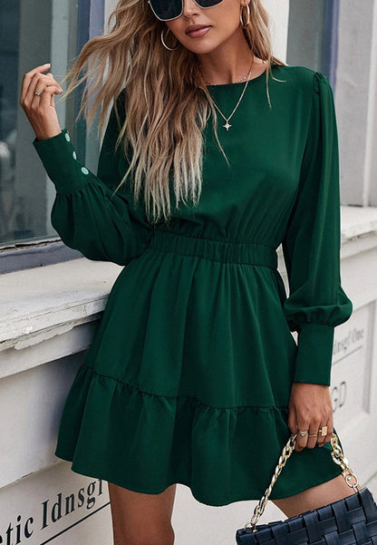 Vestido con mangas de obispo y dobladillo con volantes