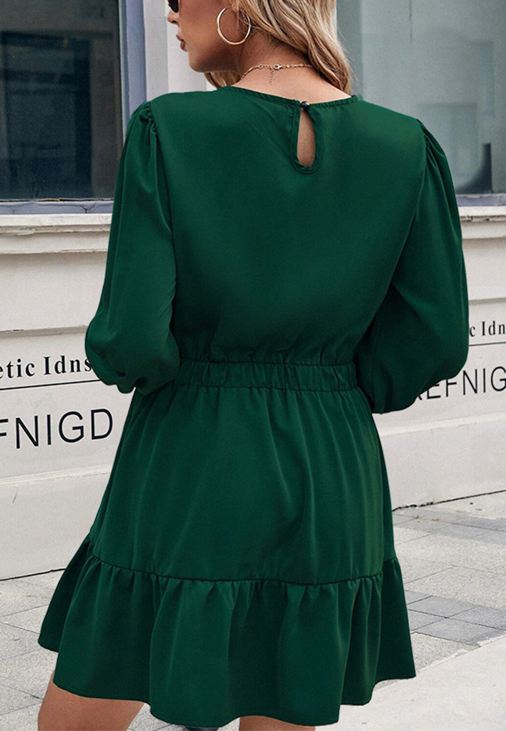Vestido con mangas de obispo y dobladillo con volantes