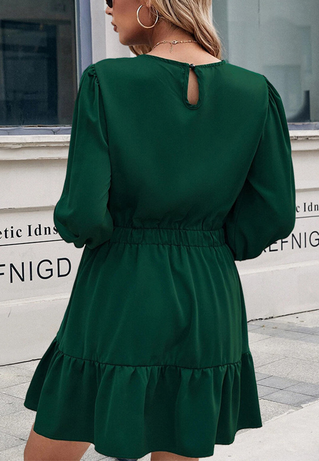 Vestido con mangas de obispo y dobladillo con volantes