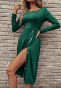 Vestido con abertura y botones en el cuello redondo