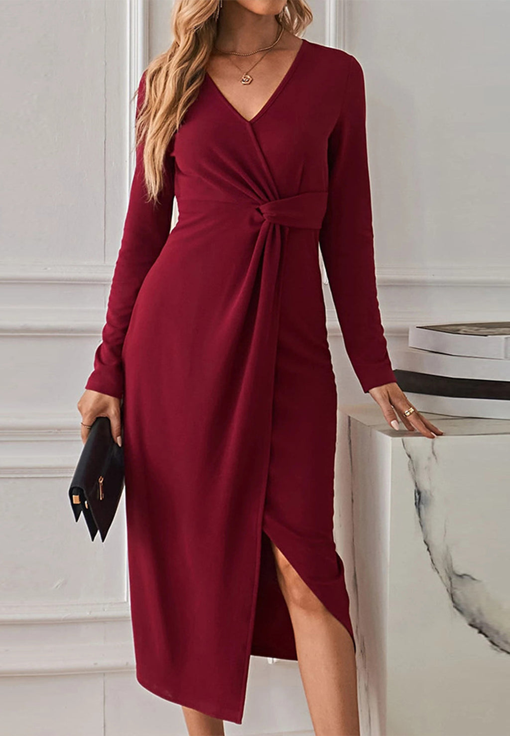 Vestido con dobladillo asimétrico y detalle torcido