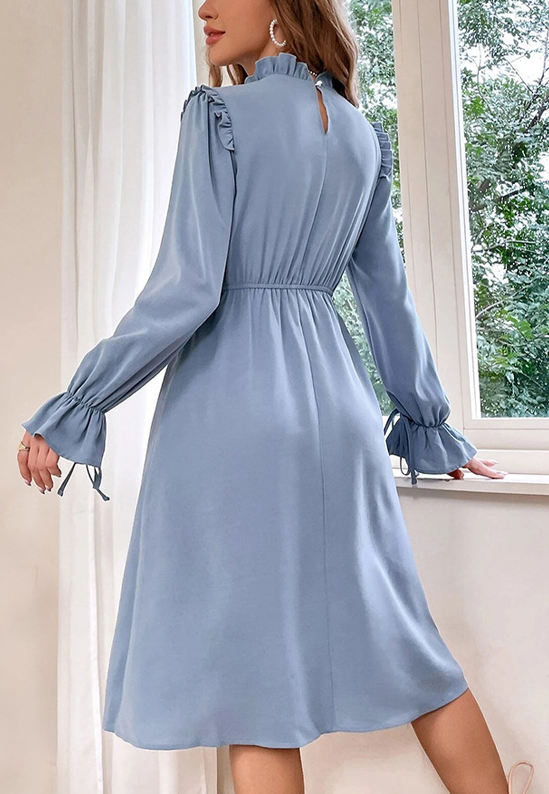 Vestido de cuello alto con detalle de volantes