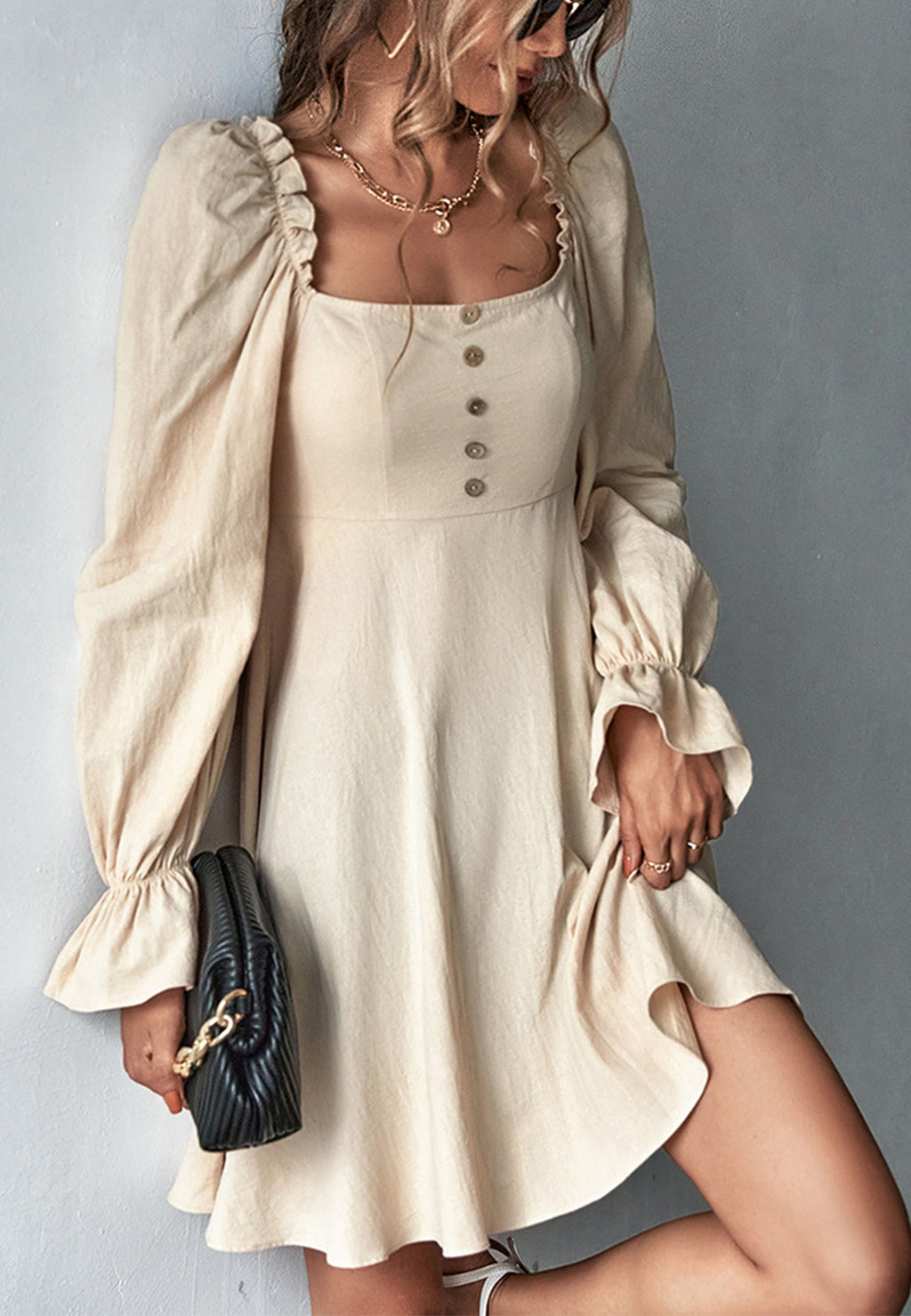 Vestido con puños con volantes y escote cuadrado
