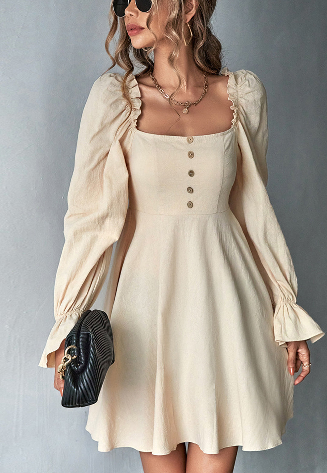 Vestido con puños con volantes y escote cuadrado
