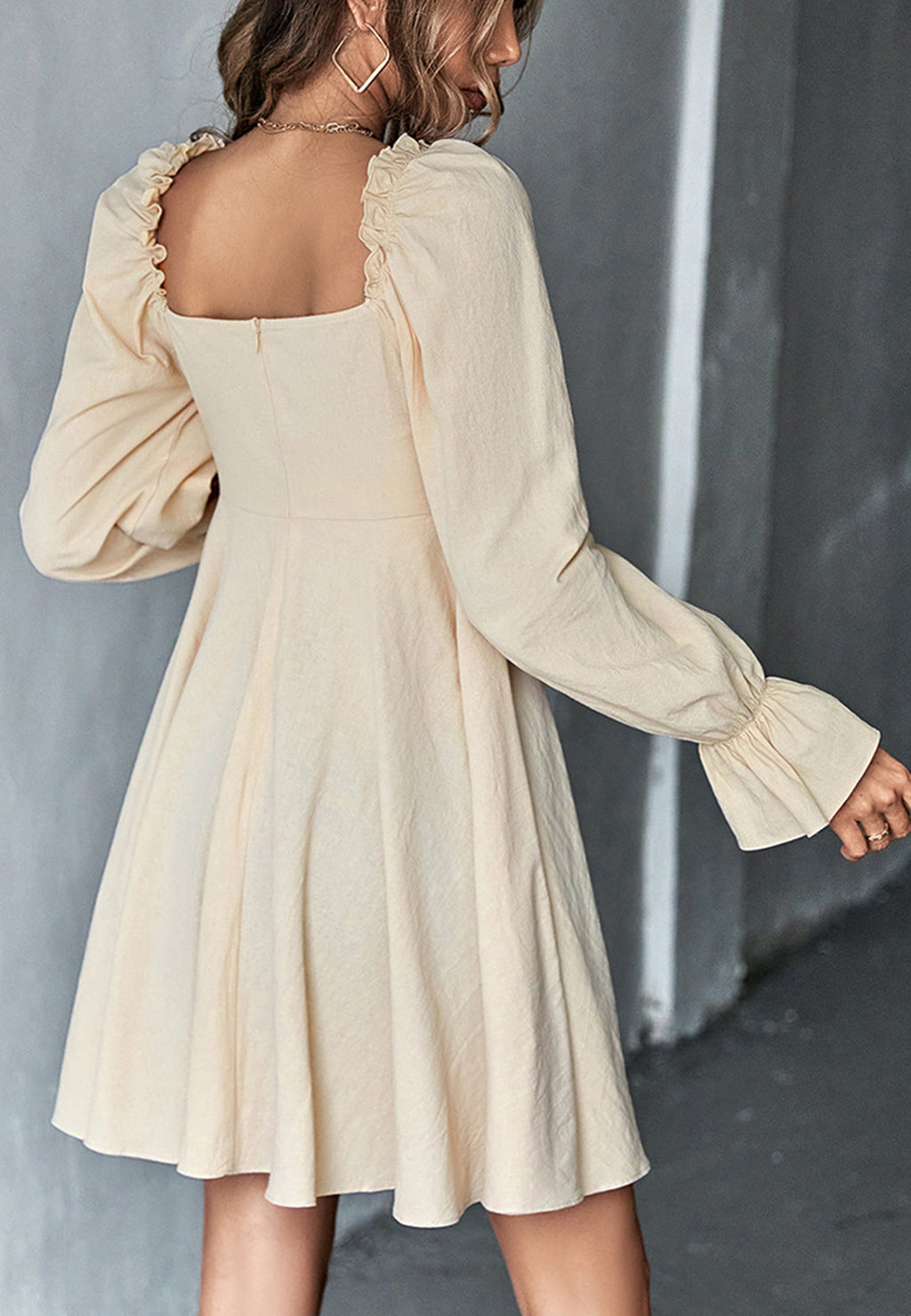 Vestido con puños con volantes y escote cuadrado