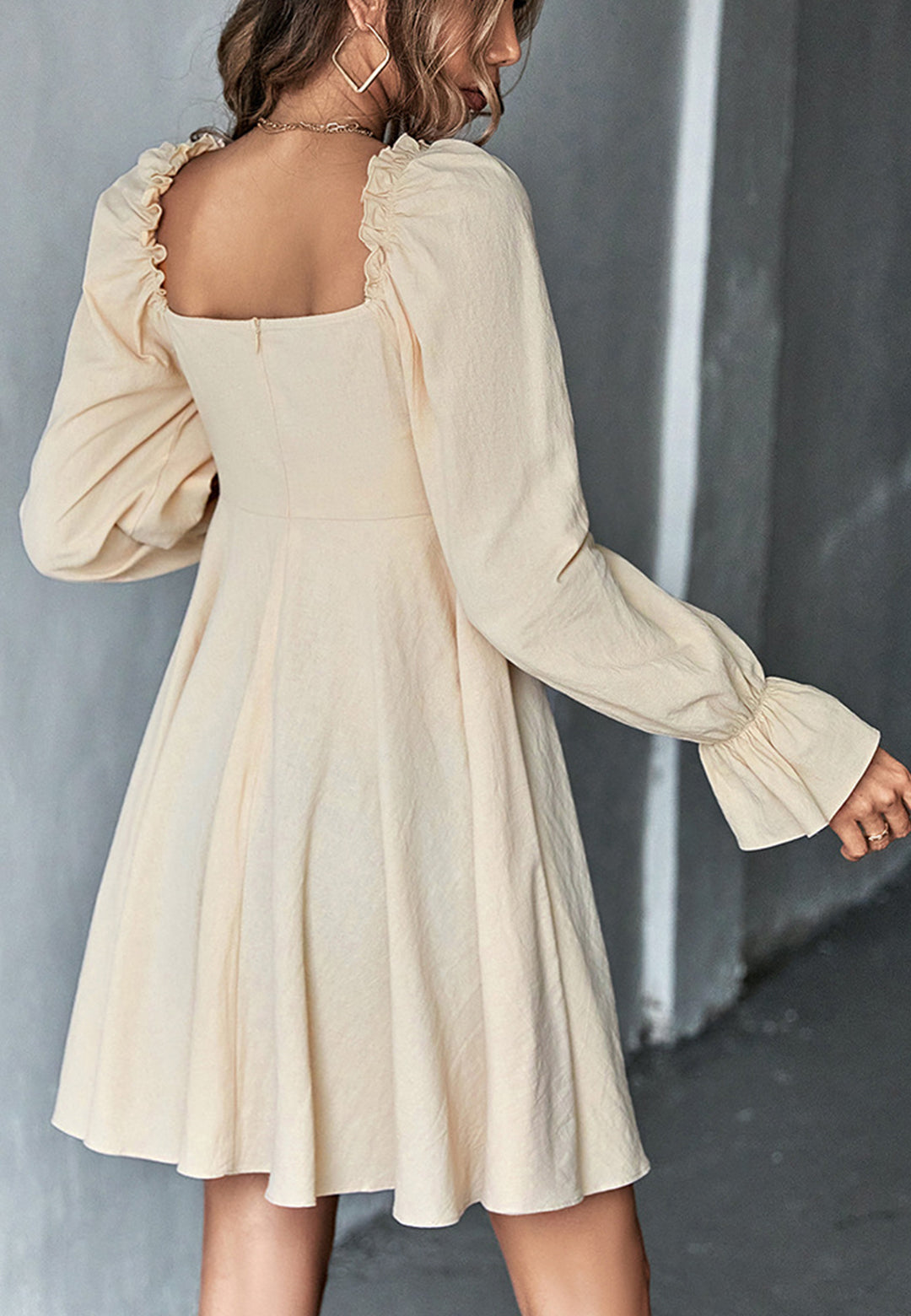 Vestido con puños con volantes y escote cuadrado
