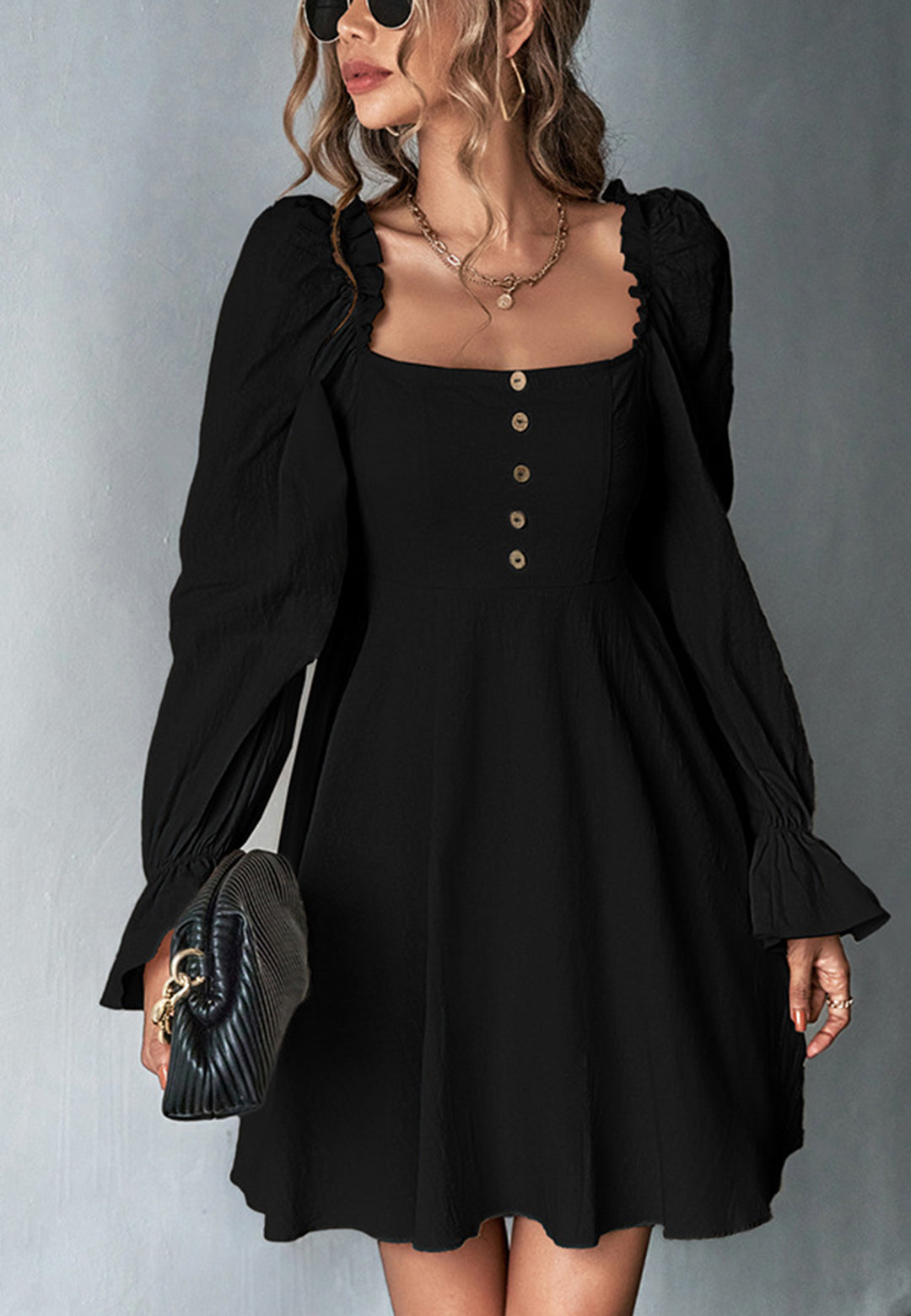 Vestido con puños con volantes y escote cuadrado