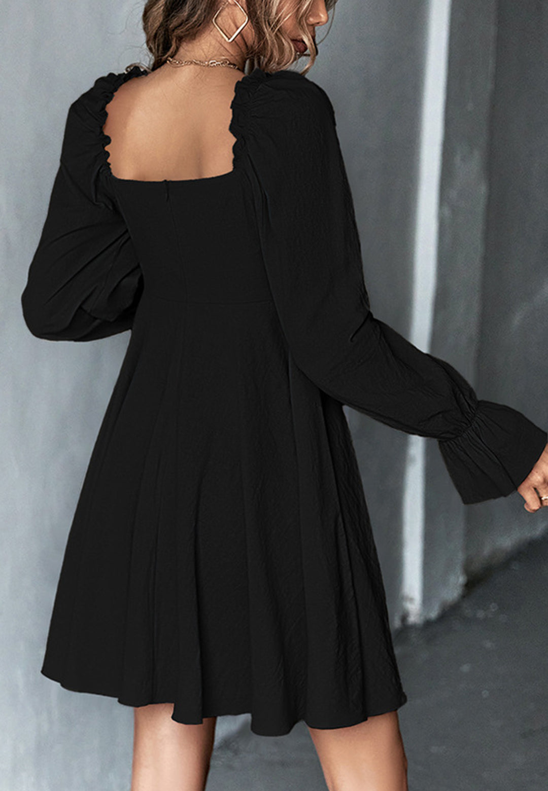 Vestido con puños con volantes y escote cuadrado