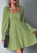 Vestido con puños con volantes y escote cuadrado