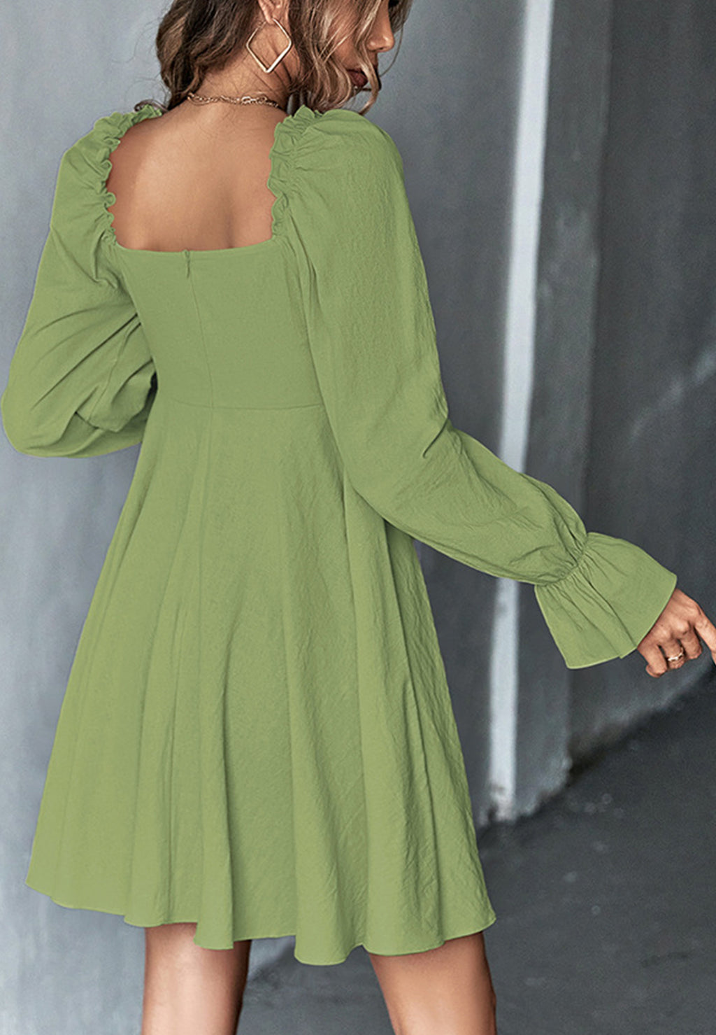 Vestido con puños con volantes y escote cuadrado
