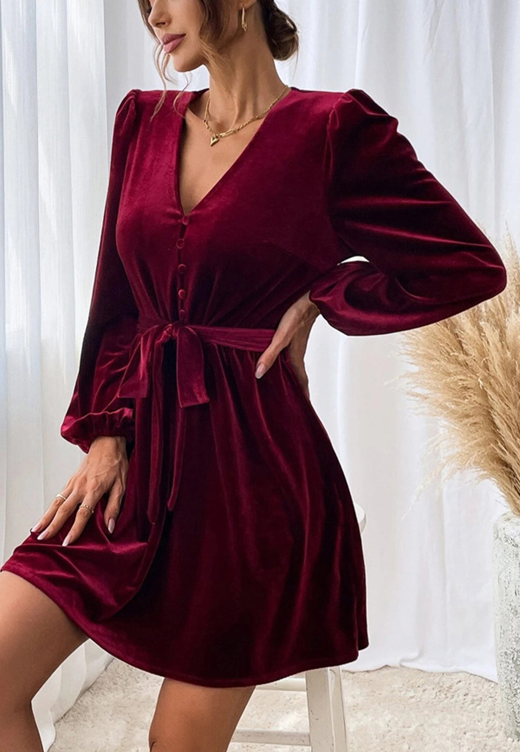 Vestido de terciopelo con detalle de botones y escote en V