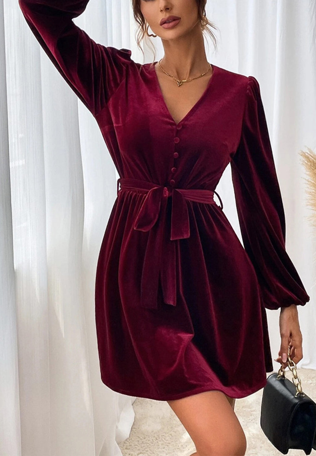 Vestido de terciopelo con detalle de botones y escote en V