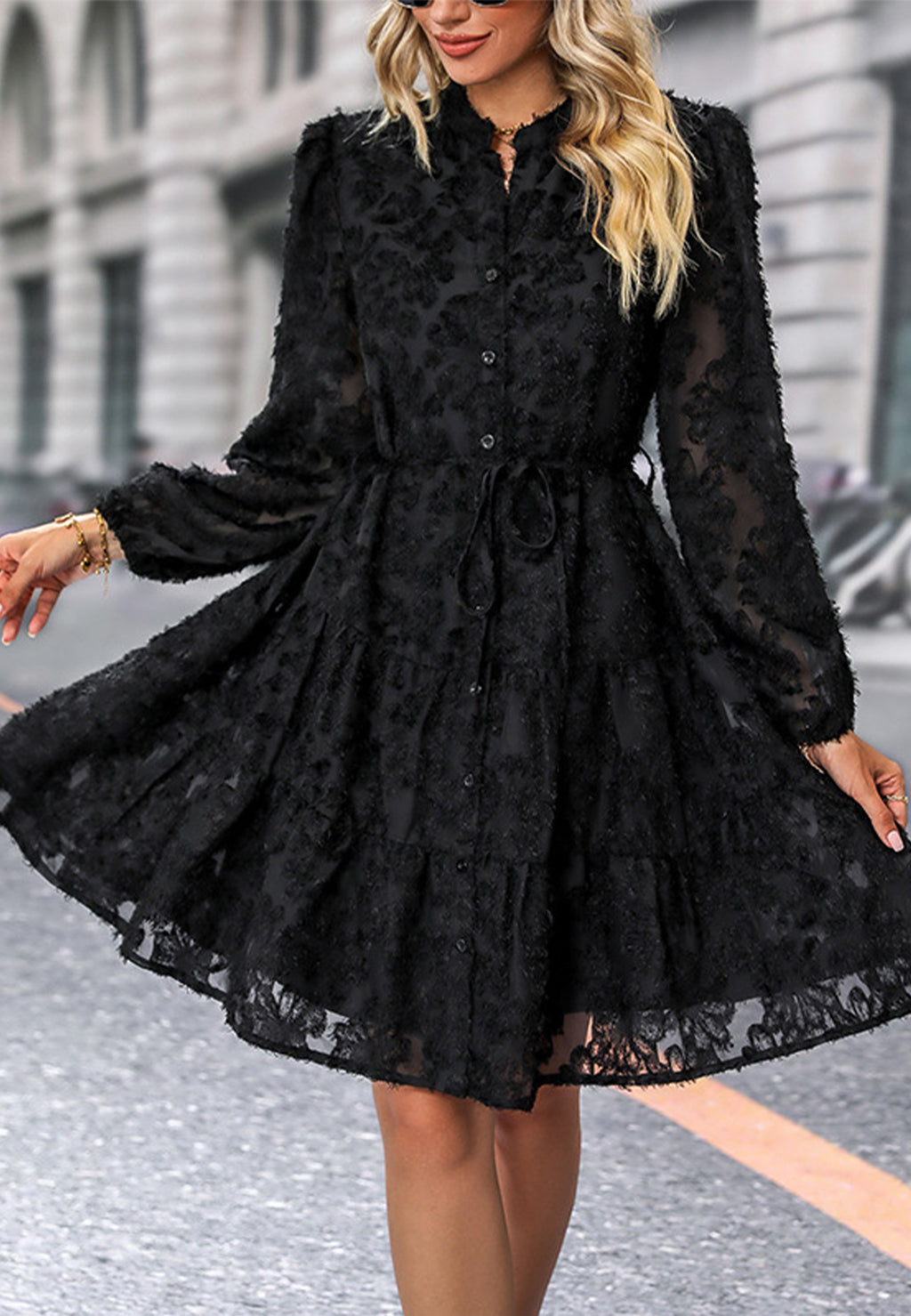 Vestido de encaje con botones en la parte delantera y capas