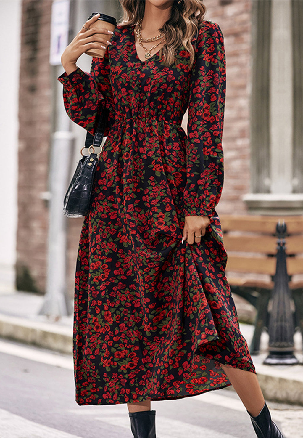 Vestido floral con escote en V, cintura fruncida y mangas abullonadas