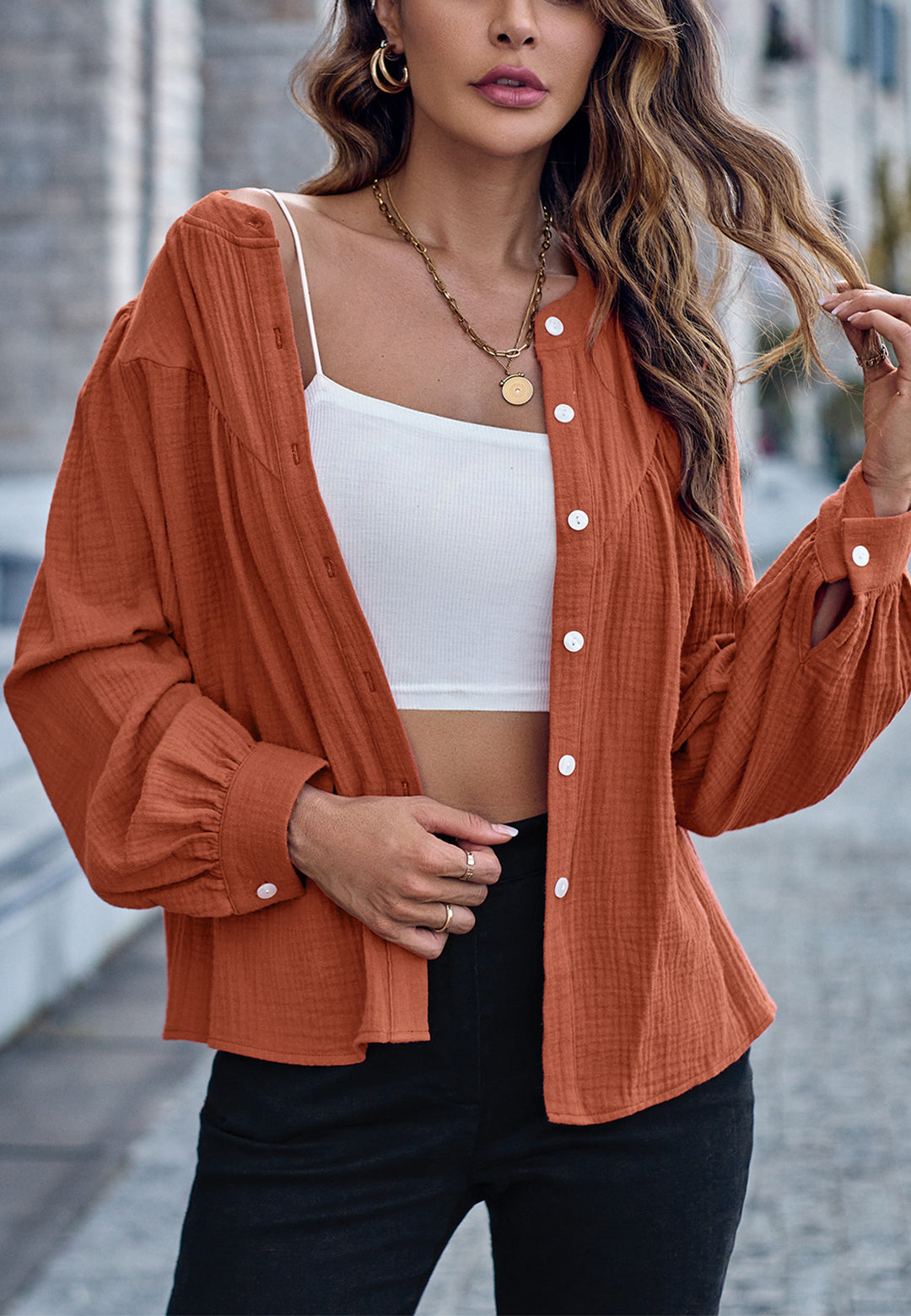 Blusa con botones y cuello redondo