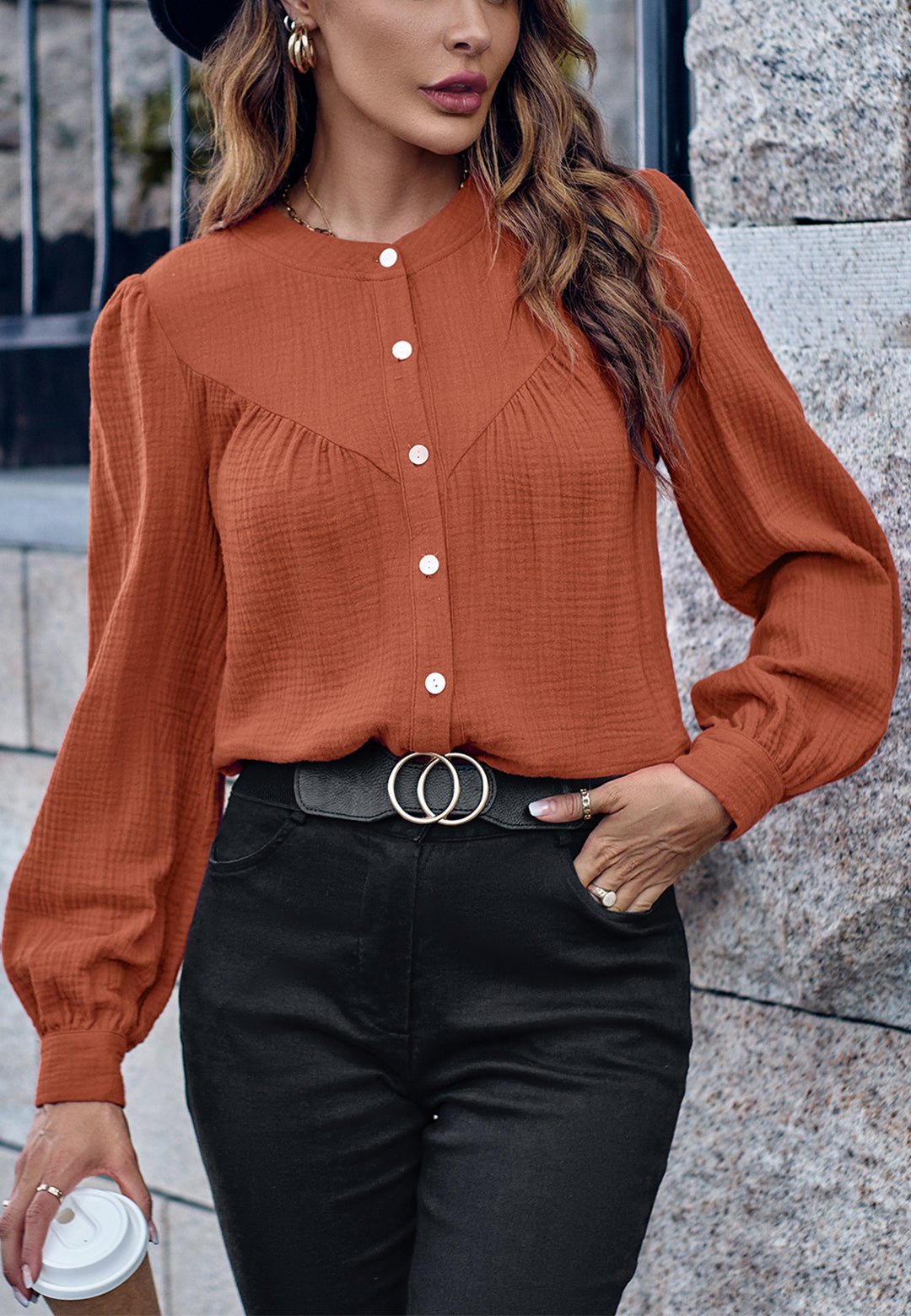 Blusa con botones y cuello redondo