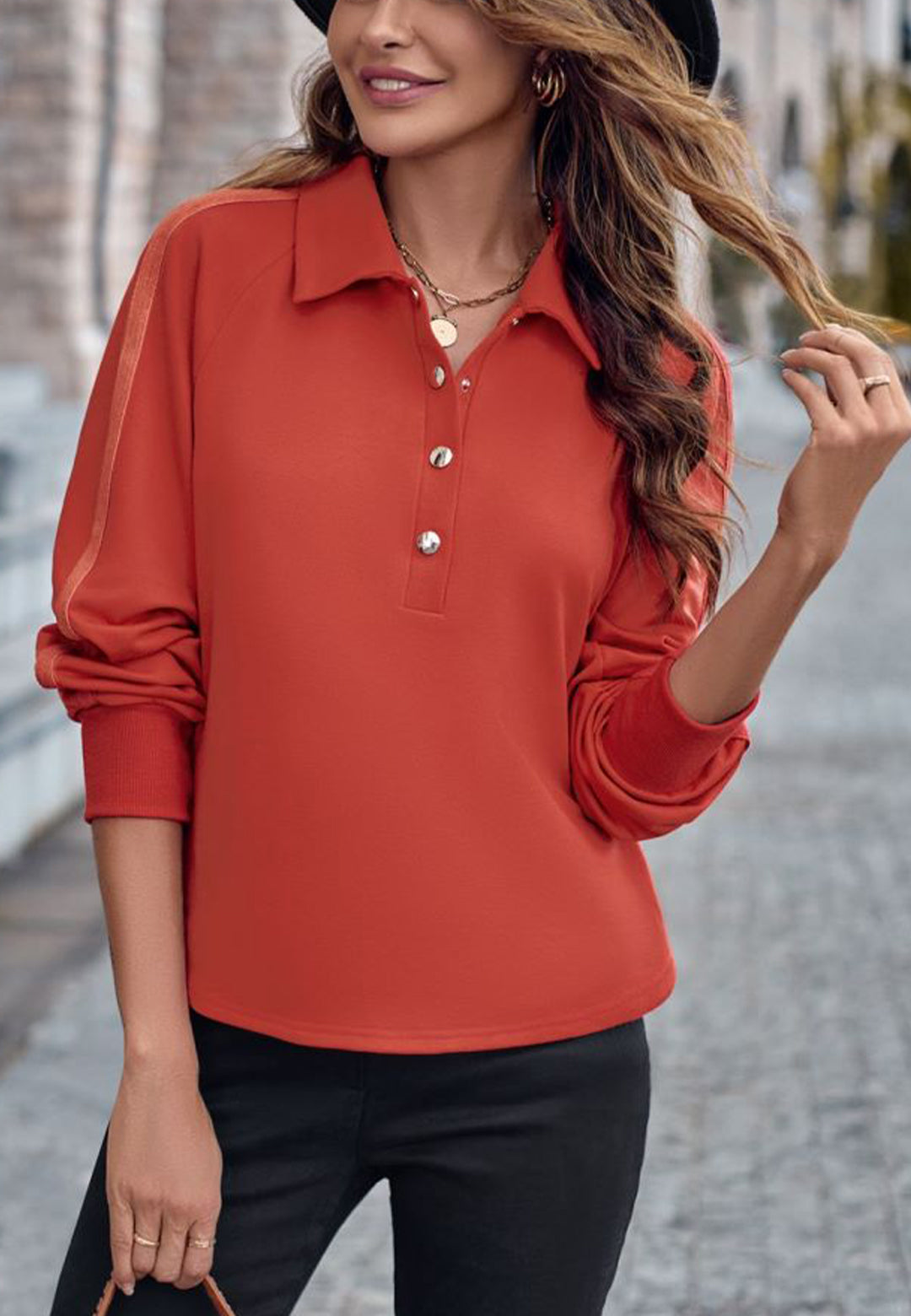 Suéter Henley con botones y mangas a rayas