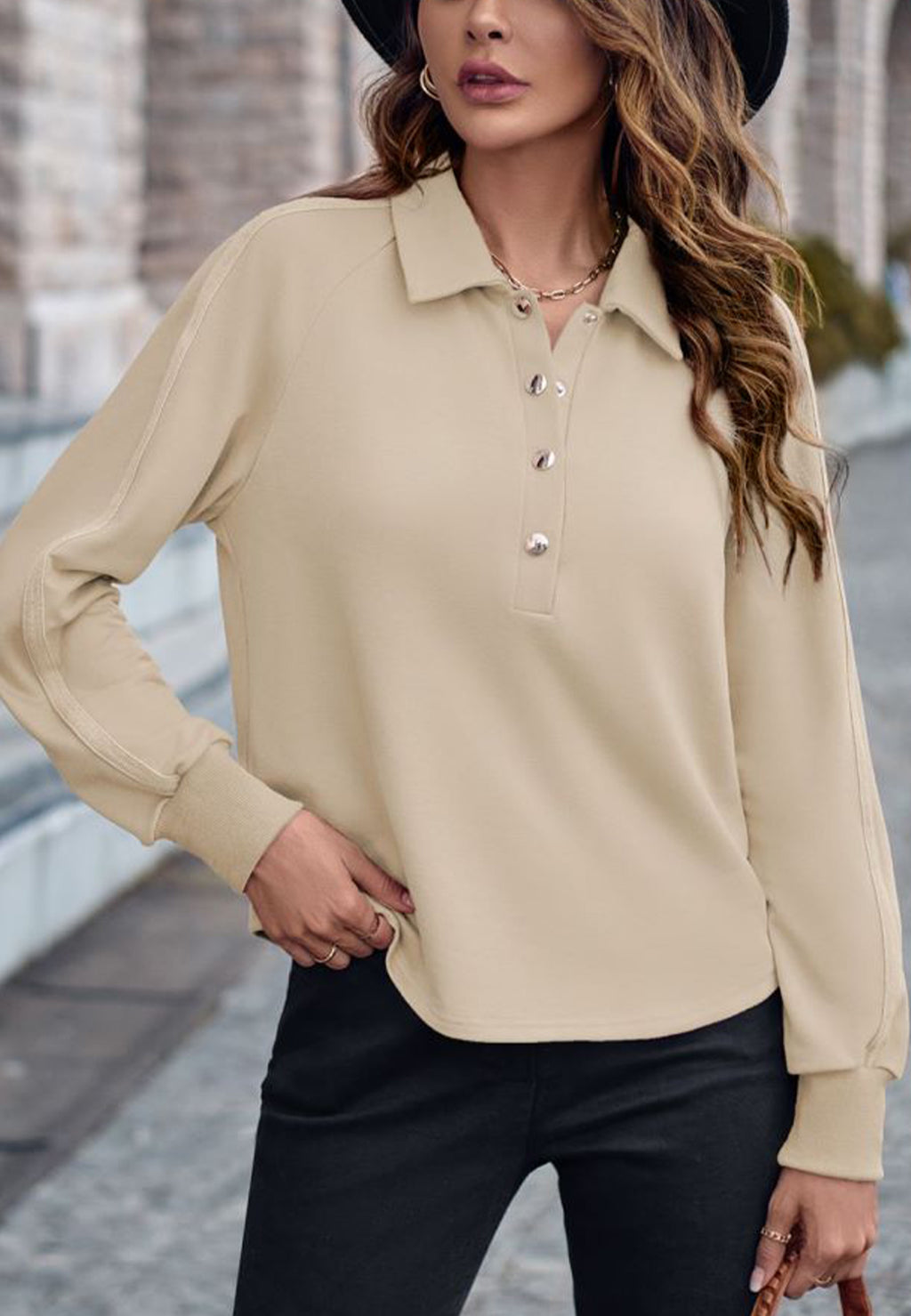 Suéter Henley con botones y mangas a rayas