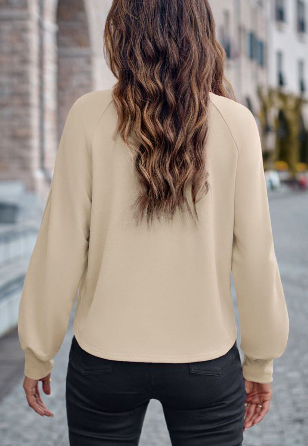 Suéter Henley con botones y mangas a rayas