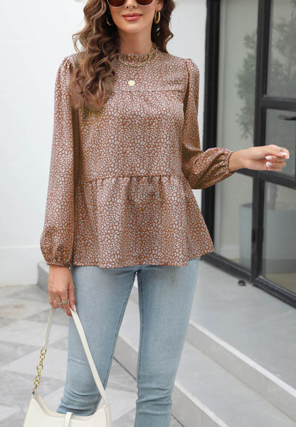 Blusa con cuello con volantes y estampado animal