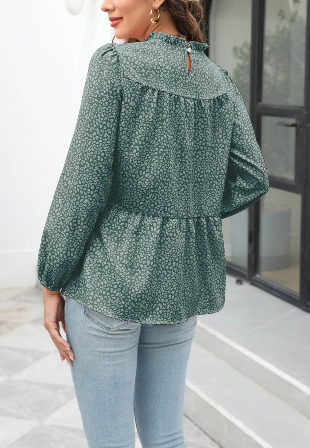 Blusa con cuello con volantes y estampado animal