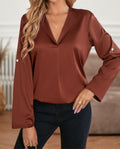 Blusa de satén con cuello y detalle plisado