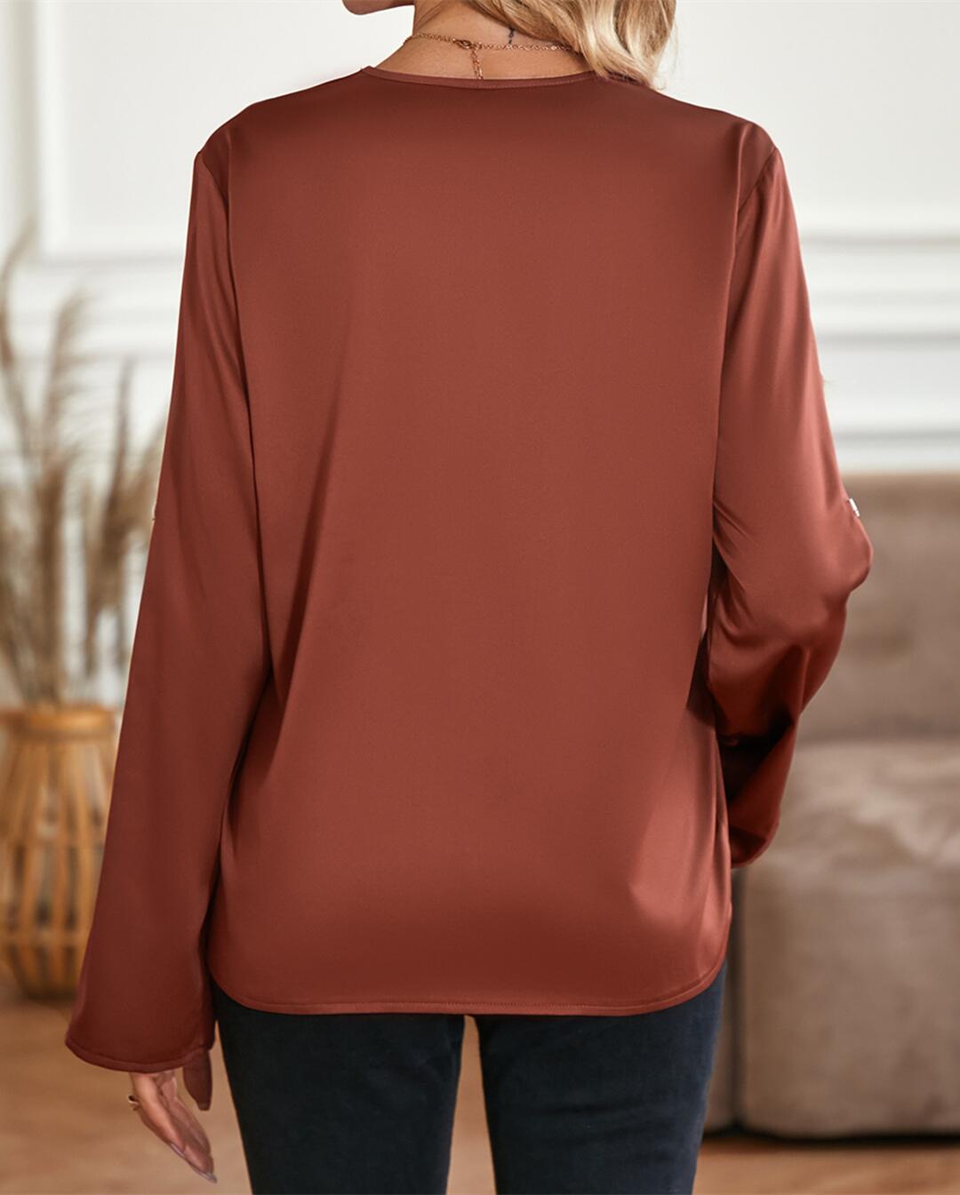 Blusa de satén con cuello y detalle plisado
