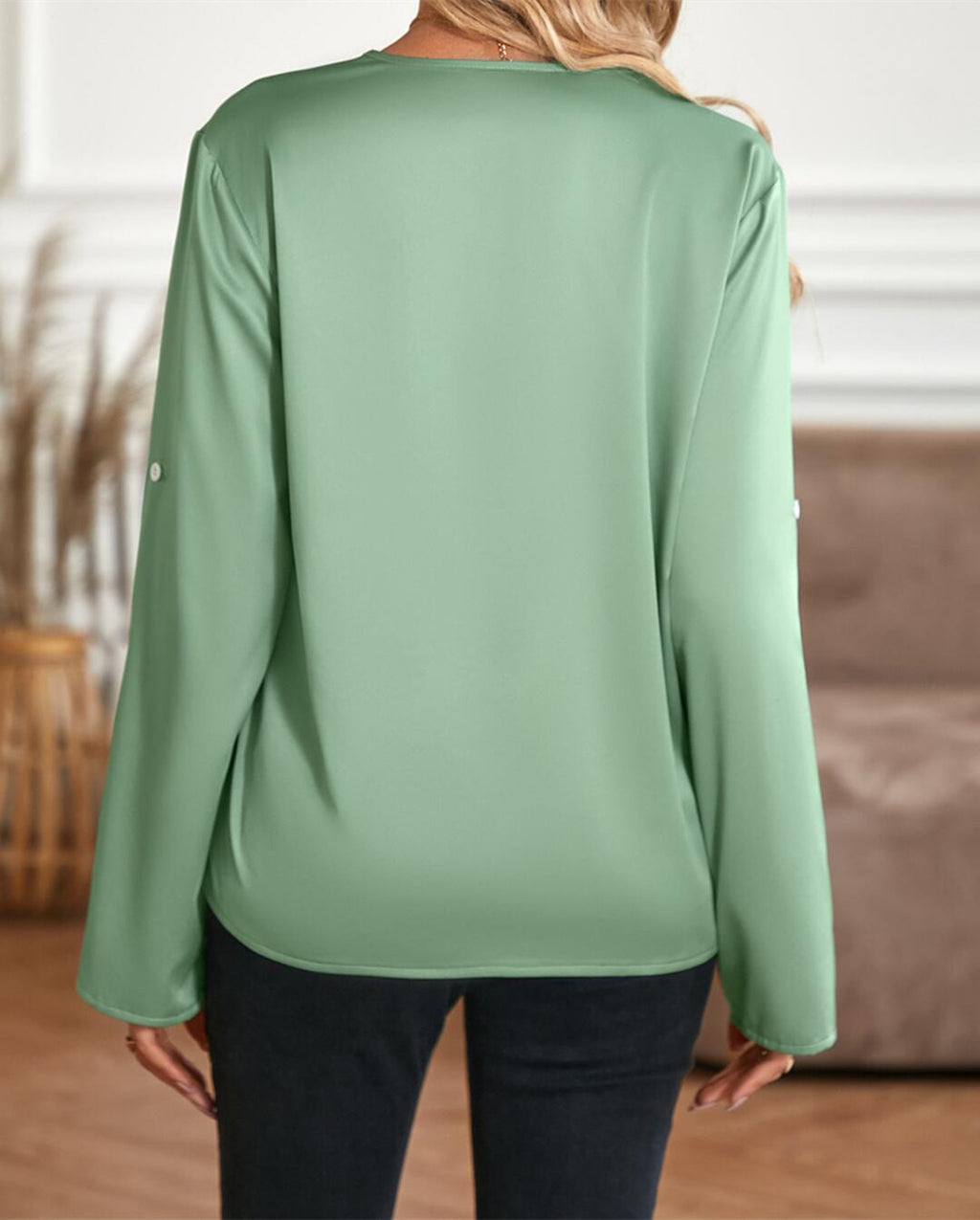 Blusa de satén con cuello y detalle plisado