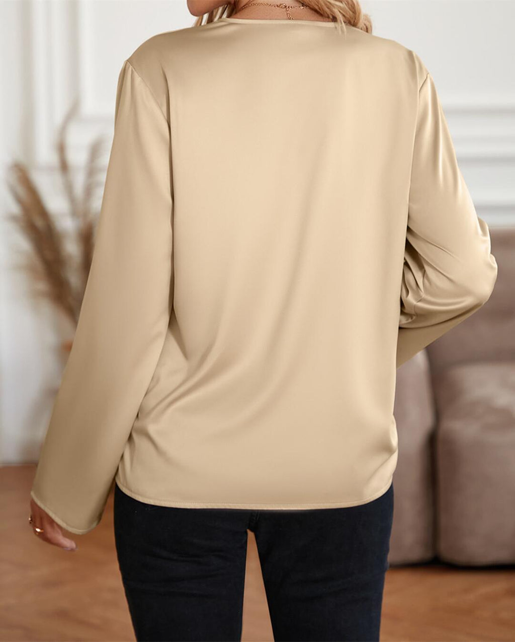 Blusa de satén con cuello y detalle plisado
