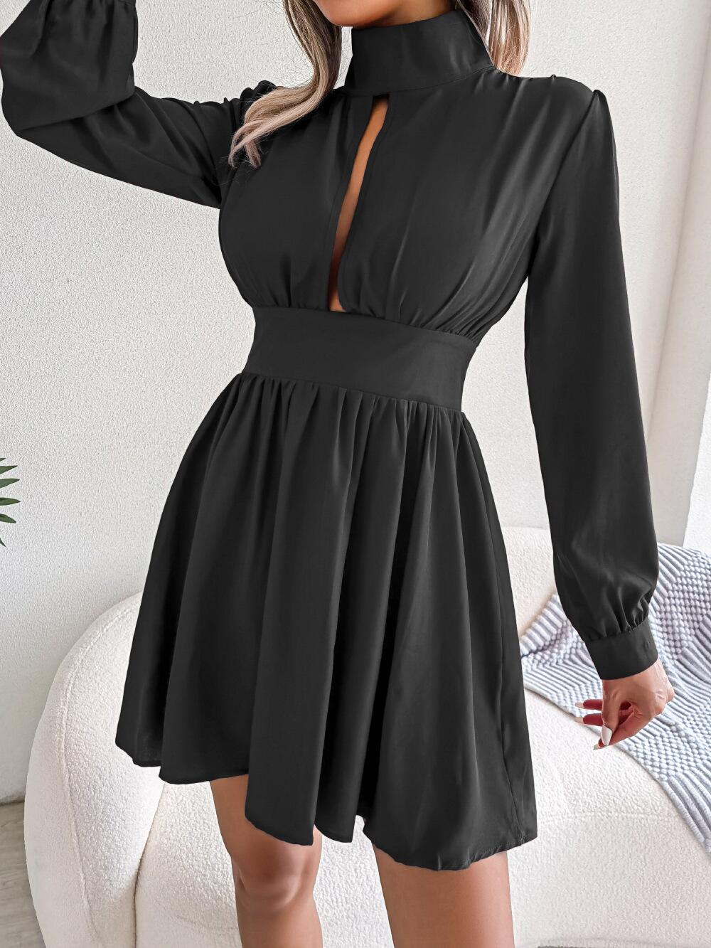 Vestido con escote alto y abertura en la parte delantera