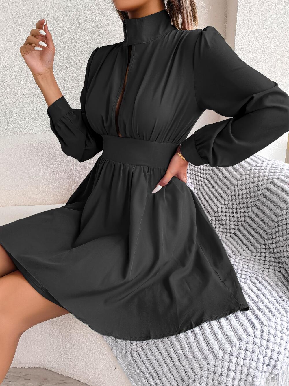 Vestido con escote alto y abertura en la parte delantera