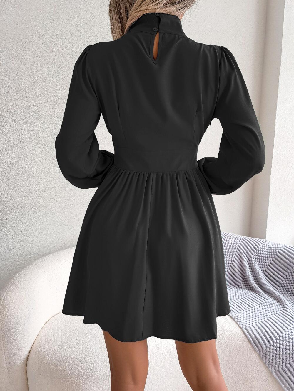 Vestido con escote alto y abertura en la parte delantera