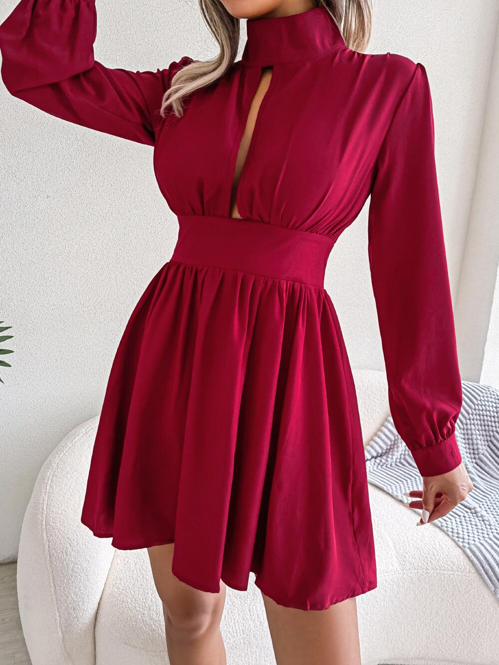 Vestido con escote alto y abertura en la parte delantera