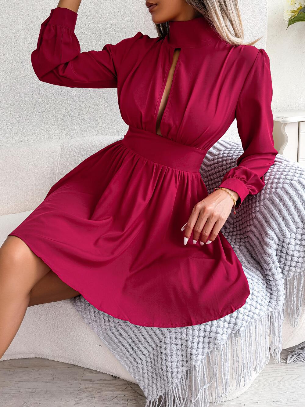 Vestido con escote alto y abertura en la parte delantera