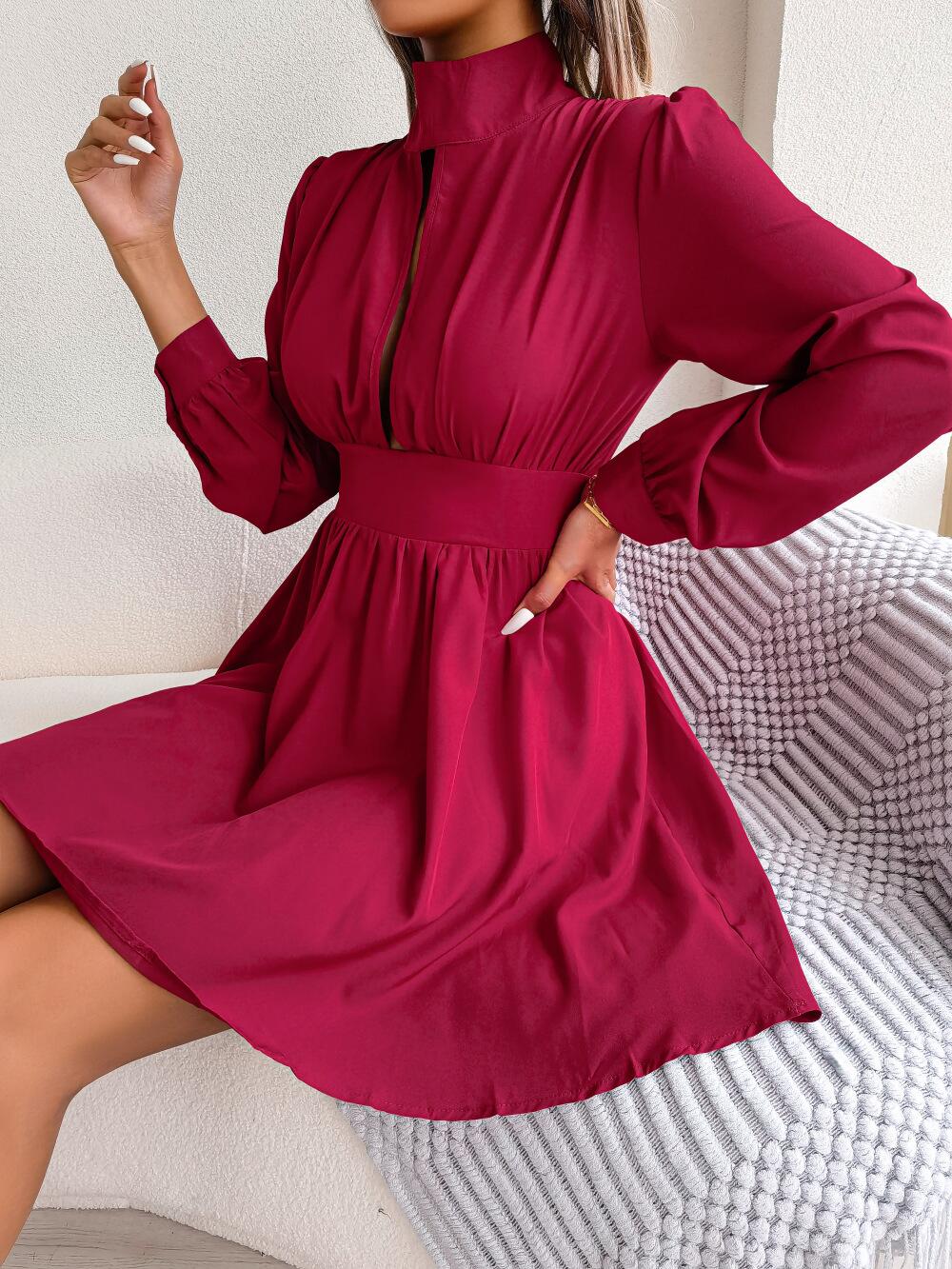 Vestido con escote alto y abertura en la parte delantera