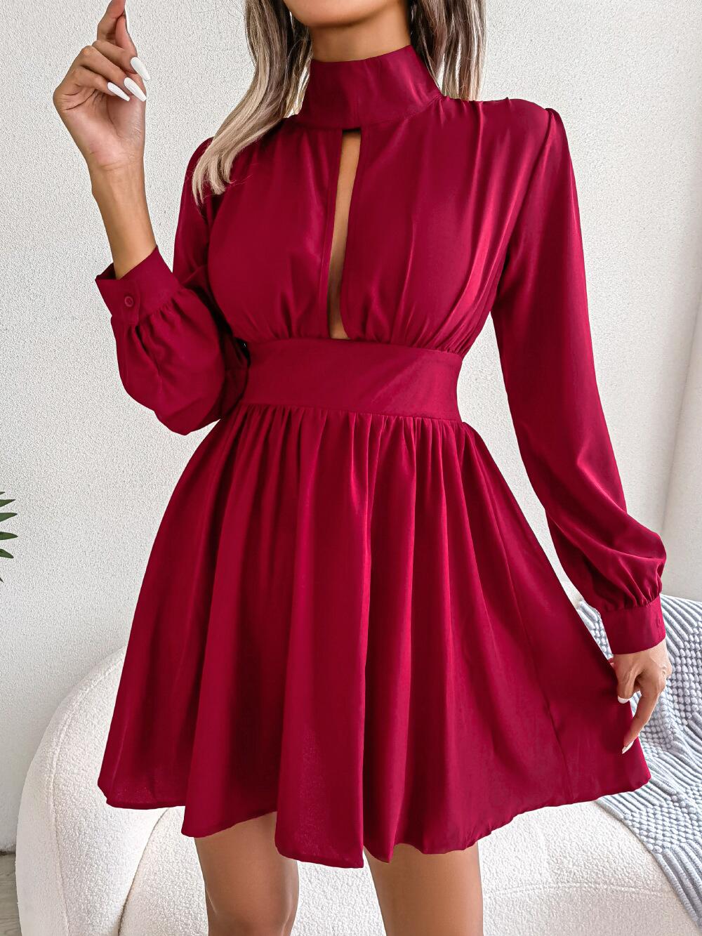 Vestido con escote alto y abertura en la parte delantera