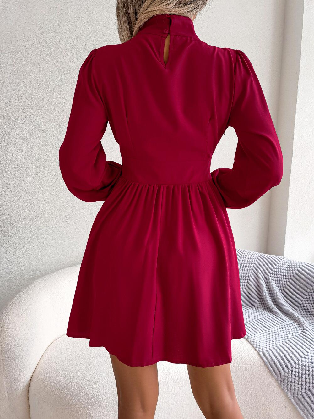 Vestido con escote alto y abertura en la parte delantera