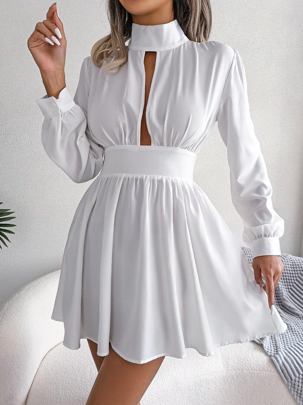 Vestido con escote alto y abertura en la parte delantera