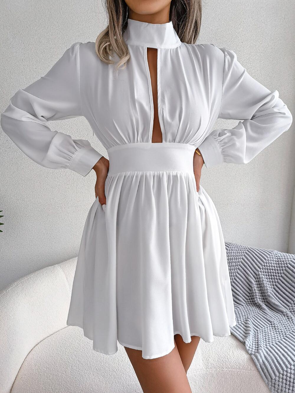 Vestido con escote alto y abertura en la parte delantera