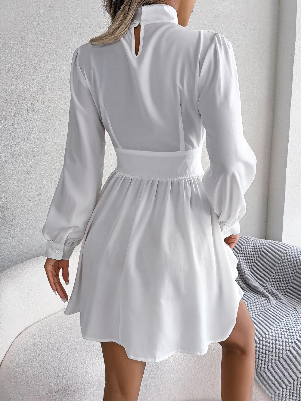 Vestido con escote alto y abertura en la parte delantera