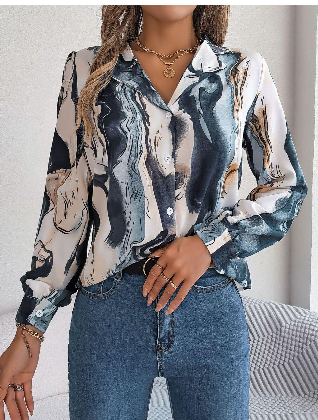 Camisa con botones y estampado abstracto