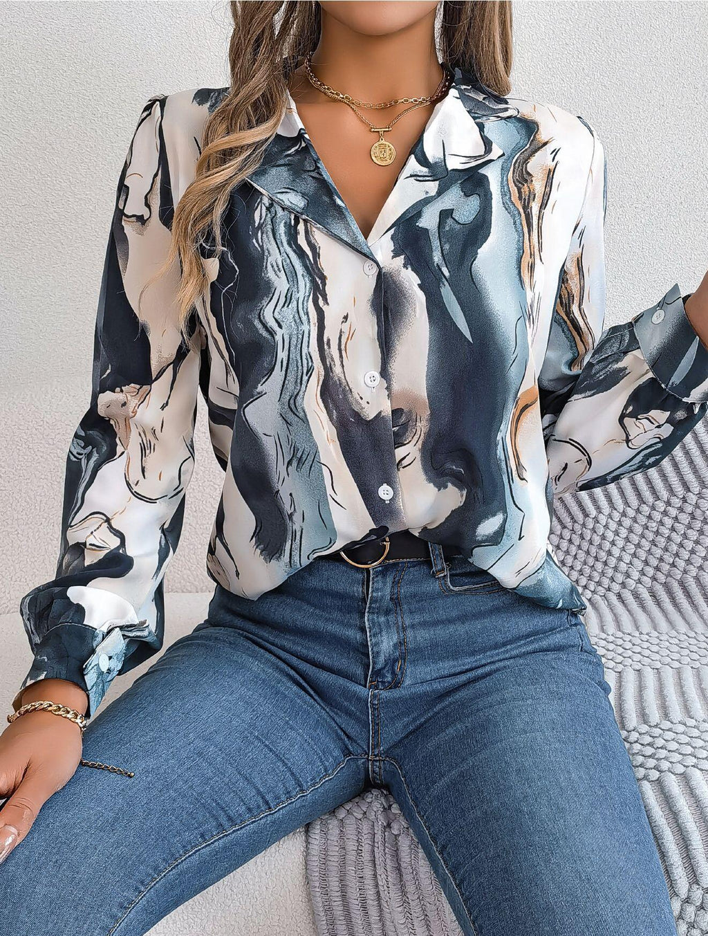 Camisa con botones y estampado abstracto