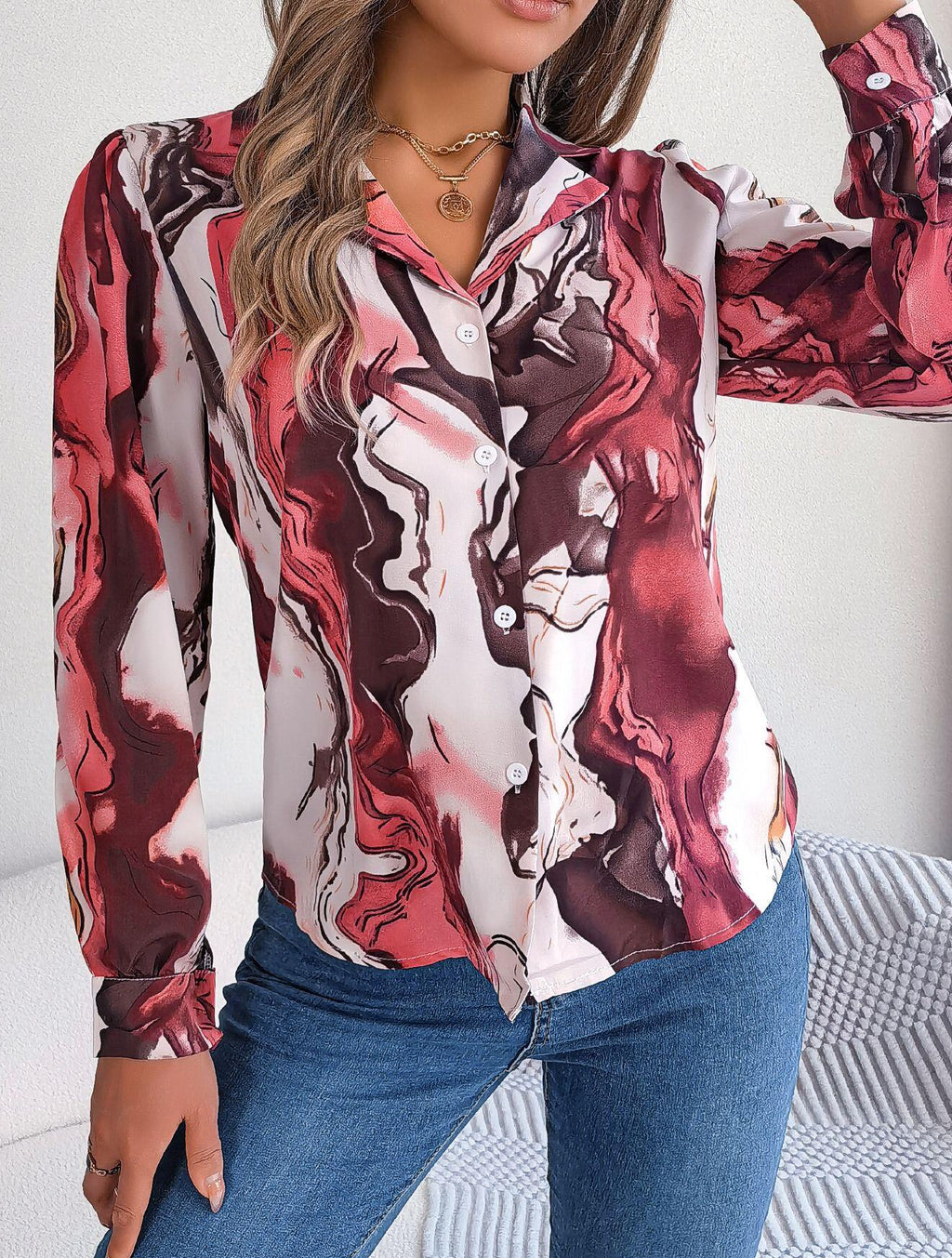 Camisa con botones y estampado abstracto